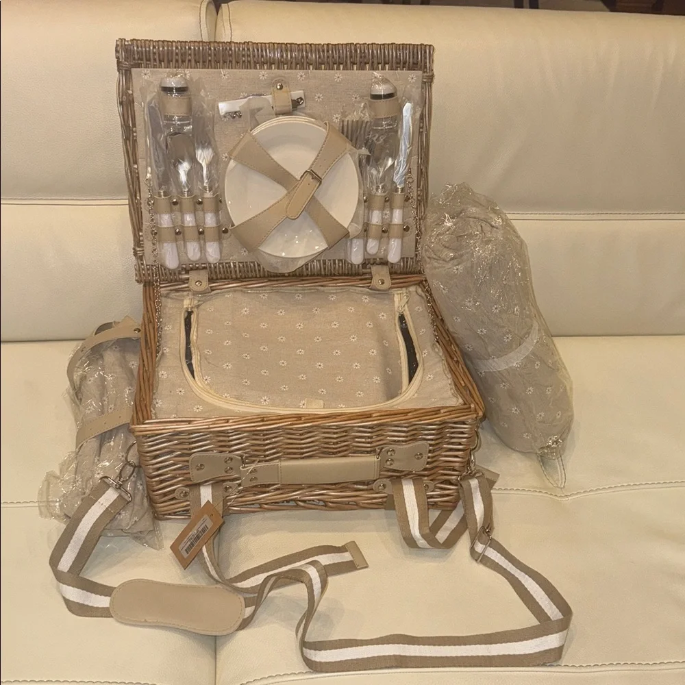 Picnic Basket Set for 4 w/‎ Insulated Liner Waterproof Blanket